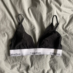calvin klein - jätteskön bh/topp från calvin klein köpt för 389kr. använd en del lite nopprig se bild 3 men inget alls som syns mycket i verkligheten när man har den på. säljer då den är för liten för mig 👙💌❤️