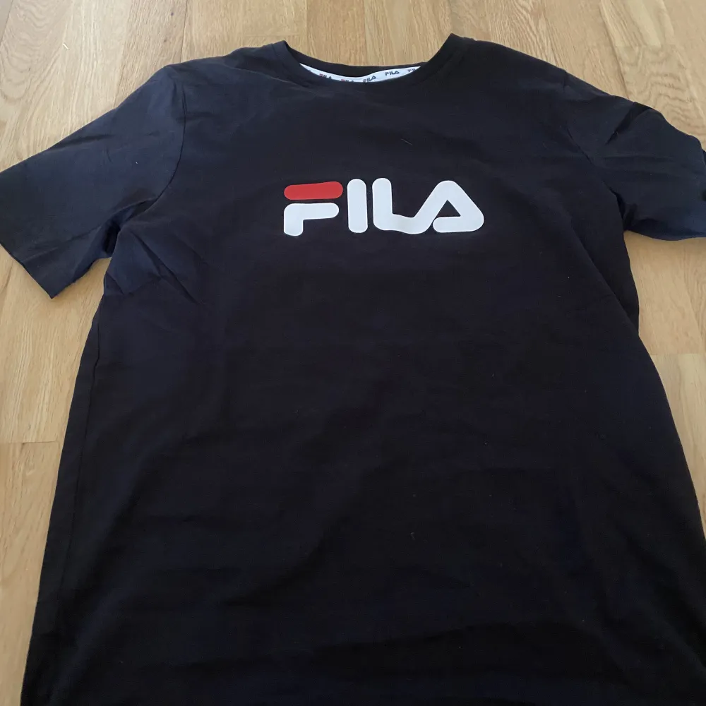 Fila tröja i barnstorlek 170-176 skulle säga passar XS/S. T-shirts.