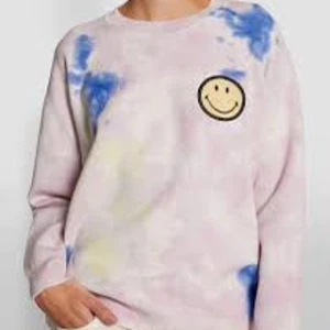 Sandra tröja - Jag säljer min sandro tröja som jag köpte för 3 år sedan, den är i mycket bra skick och använd 6 gånger. Pris kan diskuteras