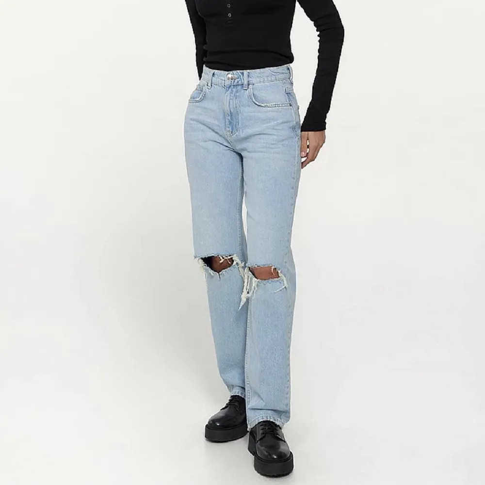 Säljer dessa 90s High waist jeans från Gina Tricot i färgen it blue destroy! Har dessa i två olika storlekar och dessa är tyvärr för små på mig.💕. Jeans & Byxor.