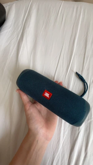Högtalare - Säljer min JBL flip 5 högtalare som är använd ett fåtal gånger men är som ny! Den är vattentät, har bra bas och håller 12 timmar! Säljer den pga att jag ska köpa en annan❤️Den kommer i en liten frigolit antog låda med en laddsladd till! Nyköpt pris 946kr!