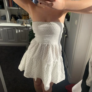 Klänning💗💗 - Jättefin klänning från hm💗💗sälj inte längre! Säljer då den inte används😊jag är 173 cm! 