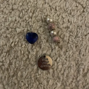 hänge till smycke  - säljer dessa tre hängen till halsband, armband, träns eller vad som helst :) 5kr styck 