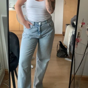 Blå jeans  - Perfekta ljusblå jeans, endast testade då jag tycker dom är något stora✨ Är köpta från Gina, i storlek 42 Skriv för fler bilder! 