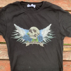 T-shirt  - Cropped T-shirt med dödskalle tryck