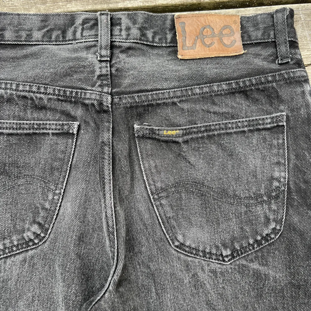 - Fint vintage skick - Size 33/32 - Snygg tvättad svart kulör . Jeans & Byxor.