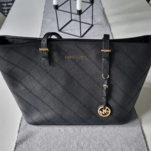 Michael Kors  - Äkta michael kors väska , köpt för 10 000. Säljer åt min mamma 