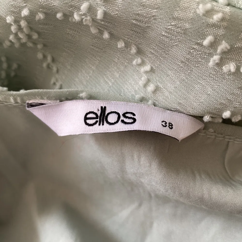 Säljer en grönblå klänning från Ellos som aldrig används och är i nyskick. Säljer pågrund av att den är för stor. . Klänningar.