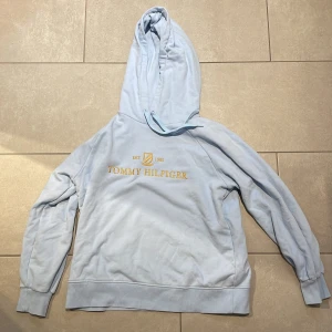 Tommy Hilfiger hoodie - Ljusblå Tommy Hilfiger hoodie i storlek medium.