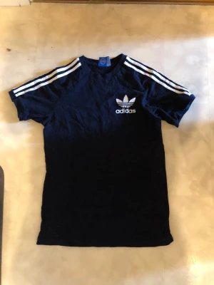 Adidas tshirt  - Velour adidas märke Använd 1gång typ