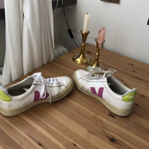 Veja skor  - Säljer dessa skor från Veja i storlek 37. Rätt välanvända men fortfarande fint skick! 