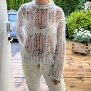 Tunn stickad tröja  - Tunn stickad tröja från Zara i ljusblå färg