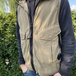 CP Company väst - En riktigt fet cp Company väst i 9/10 skick🤩 Sitter som en storlek s/m (50 i deras storlek) Inga fläckar eller hål, vid funderingar så skicka bara ett meddelande😃