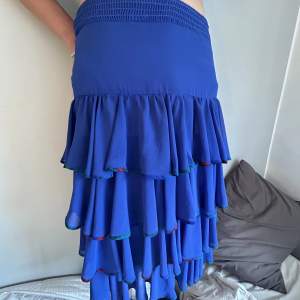 Super fin mörkblå volang kjol i bra skick!  Säljer då den inte kommer till användning! , pris kan diskuteras