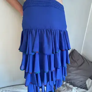 Super fin mörkblå volang kjol i bra skick!  Säljer då den inte kommer till användning! , pris kan diskuteras