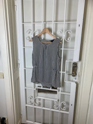 Svartvit-randig blus - Svartvit med vertikala ränder. Från H&M.  Sparsamt använd.  Storlek: 42.