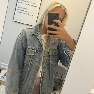 Jeansjacka  - Köpt secondhand i Australien, stl. L märket Lee. Snyggt oversized på mig som vanligt bär M