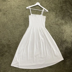 Vit Sommarklänning  - Säljer denna superfina sommarklänning då den inte kommer till användning, den är i bra skick och perfekt nu till sommaren! Hör av er vid eventuella frågor!🩷(köparen står för eventuell frakt)