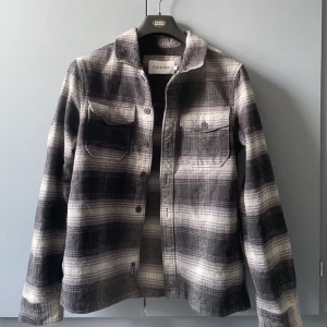 Calvin Klein - Overshirt - Vit/grå overshirt från Calvin klein, orginal pris 1 200 kr. Bra skick knappt använd. Storlek: S
