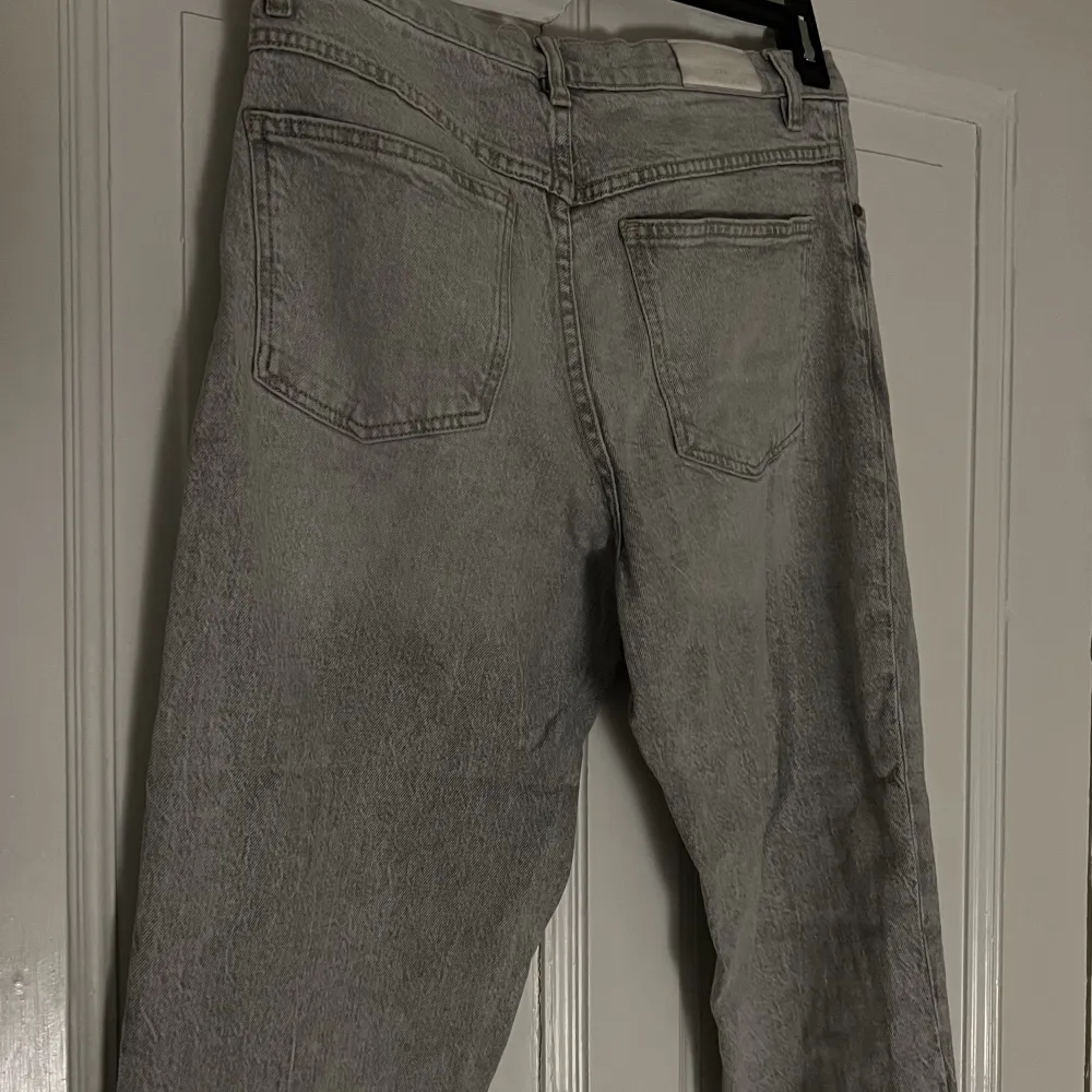 Ett par gråa jeans från mango i modellen ”mom”. Storlek M och inte stretchigt material. Använda men inga större defekter. För små för mig nu. Köpte för ca 500kr.. Jeans & Byxor.