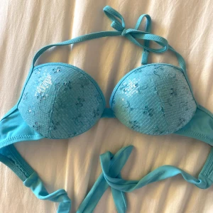 Bikini - Så fin bikiniöverdel från calzedonia, säljer då den var för liten för mig, osäker på storleken men passar XS/S eller A kupa 