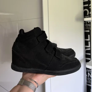 Sneakers - Sneakers med klack, inspirerade av isabel marants.🖤 Aldrig använda!