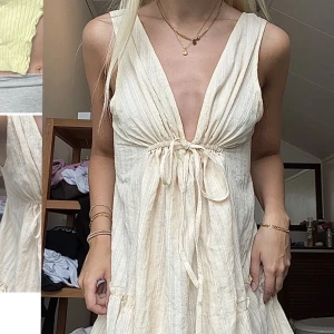 Klänning zara  - Så söt volangklänning från zara i linne liknande material! OANVÄND! Strl S & jag är 171 cm lång💕 går att justera vid brösten🤍använd gärna köp nu💕