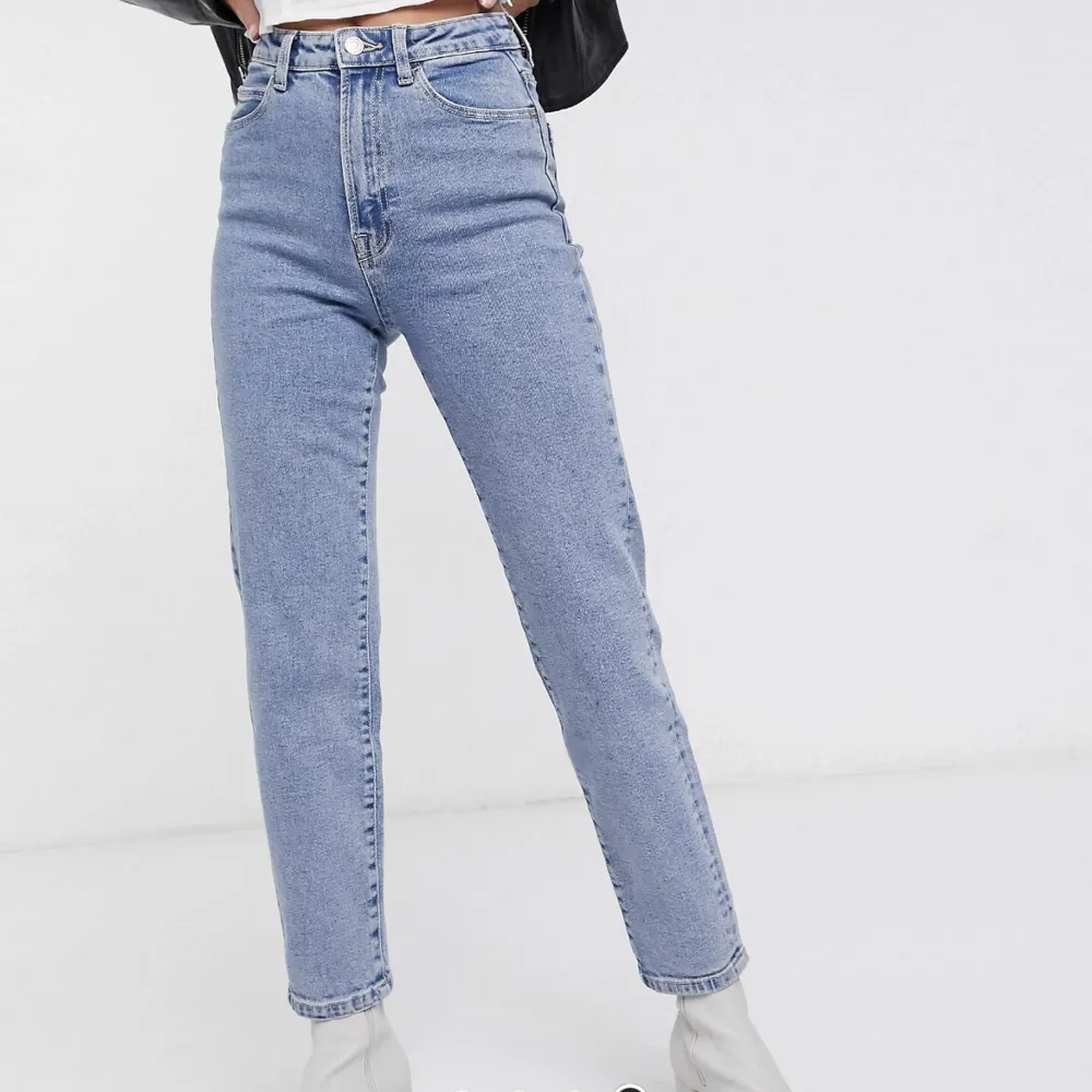 Skor snygga jeans, använt 1 gång men har nu blivit för små för mig så iproncip helt nya 💕 pris går att diskutera . Jeans & Byxor.