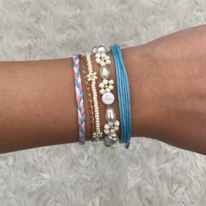 Pärlarmband  - EJ KÖP NU!!Vid köp av 4 PÄRLarmband frifrakt💕 annars ligger frakt på 15kr💕 Obs!! Begränsat antal med sötvattenliknande pärlor!! Finns alternativt runda vanliga pärlor💕 Trådarmband:5kr Flätatarmband:10kr Miniblomma:29kr Sötvattenblomma:45kr. Designa fritt💕
