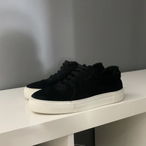 Axel Arigato Platform Sneaker - Ett par jättefina skor från Axel Arigato som inte längre kommer till användning! Påse och kartong finns kvar! I väldigt bra skick och passar med många olika outfits! 