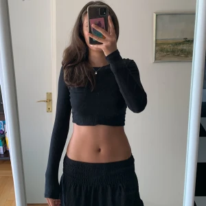 Svart långärmad - Långärmad kroppad Monki tröja i väldigt bra skick, säljer för att den används knappt. 