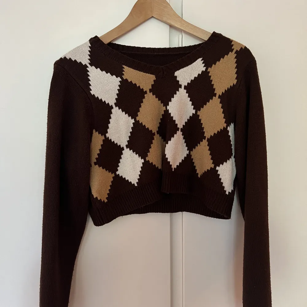 brun stickad tröja från shein 💕 använd några gånger men sparsamt använd!. Stickat.