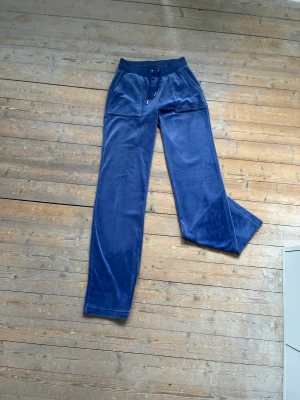 Juicy byxor Grey blue - Säljer mina juicy couture byxor i storlek xxs. Byxorna är hyfsat använda och till exempel  en liten färgskiftning. Skriv till mig om du vill se bild. Pris kan absolut diskuteras.