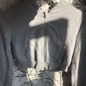  en grå kofta  -  en grå kofta med luva och dragkedja 🤍11-12 år 