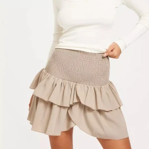 Volang kjol - Neo noir kjol köpt på jackie, använt typ 2 gånger (den är ljusgrön men skriv privat så kan jag skicka mer bilder) 