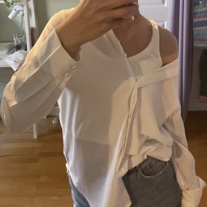 Skjorta  - VILL BLI AV MED ALLT SÅ SKRIV FÖR FRÅGOR OCH PRISET ÄR ABSOLIT DISKUTERBART! Säljer denna superfina siden skjorta i storlek 36 men sitter jättebra på mig som har 34! 🪷 Kan varmt rekommendera till tex en sådan outfit bild 1 🍀 Frakten tillkommer