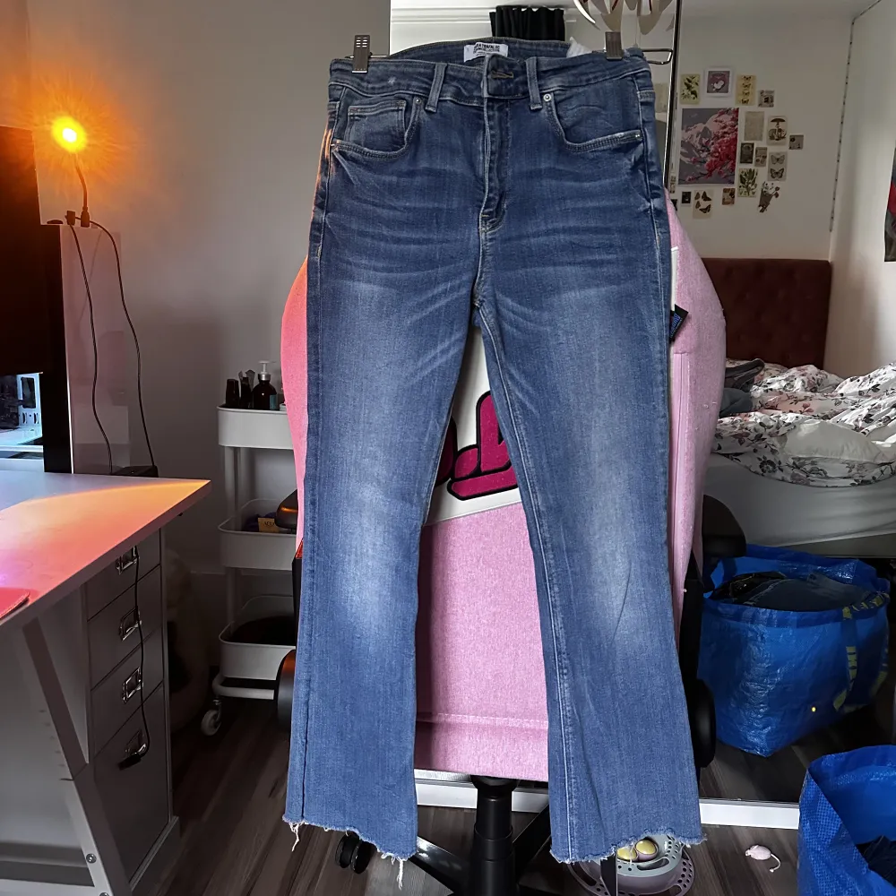 Denim collection från Zara på storlek 38. Jättefint skick nästan som ny. Finns att hämta eller posta :). Jeans & Byxor.