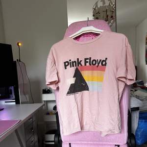 Gullig rosa pink Floyd tröja. Säljs för den inte längre passar. Storlek S finns att hämta eller postas :)