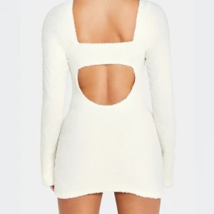 VIT KLÄNNING - Superfin vit miniklänning. Helt oanvänd! 🤍Passar en S/XS/34/36. 🤍 Nypris: 260kr