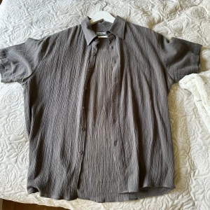 Bomulls Skjorta - Snygg skjorta i 100% bomull. Inga defekter och 10/10 skick. Nypris 1200kr