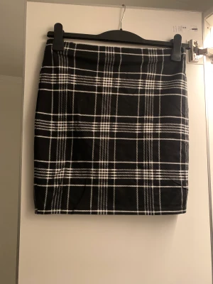 Rutig kjol från New Yorker - Kort kjol, Original pris 150 kr. Passform, som S