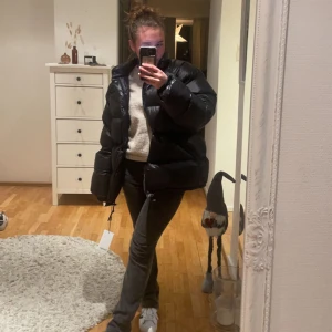 Jacka - Varm jacka från märket ”Rodebjer” aldrig använd. Prislapp sitter kvar. Jättefin till höst/vinter. Passar mig som brukar ha xs/s men funkar även till större storlekar. Ny pris 6000 men flesta ställen har rea därav priset. :)