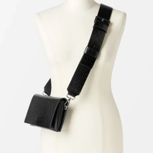 Väska  - Helt ny samt oanvänd väska från carin wester. Bredd: 18,5 cm och höjden är 13 cm. 1 huvudfack, 1 innerfack med dragkedja, 1 kortficka samt 2 axelremmar. 