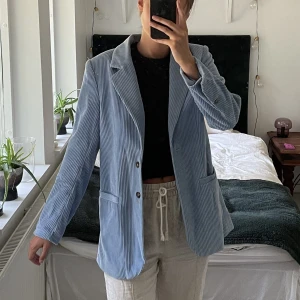 Blå manchesterkavaj - Säljer min ljusblåa, fina manchesterkavaj från H&M. Otroligt fin men använd för få gånger & säljs därför. Köparen står för frakten! Kram :-)