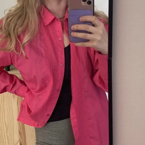 Rosa vintage skjorta  - Fin rosa skjorta i med sudda veckade detaljer vid knapparna knappt använd