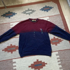 Stickad Fairway Sport-tröja - En stickad Fairway-sport tröja med insytt golf-motiv 