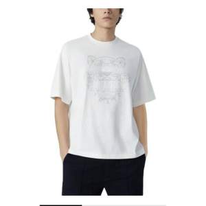 Helvit kenzo t-shirt storlek M. Kan fixa egna bilder nästa vecka om det finns intresse. Nyskick. 