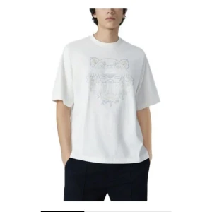 Kenzo t-shirt - Helvit kenzo t-shirt storlek M. Kan fixa egna bilder nästa vecka om det finns intresse. Nyskick. 