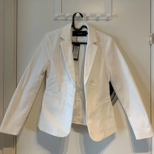 Vit kavaj / blazer från Vero Moda - Jättefin & helt ny oanvänd vit kavaj från Vero Moda.  Nypris: 500kr 