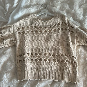 Stickad tröja  - Vit/beige stickad tröja från Zara. Aldrig använt! 